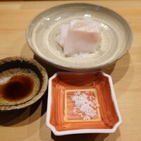 鮨 十兵衛 - くえ炭火で軽く炙って、20kg