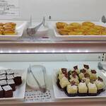 ベイクオーレ - プチガトー、りんごのプチタルト、チョコレートケーキ、ピスタチオムース