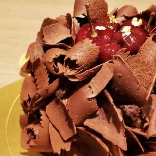 パティシエ特製スイーツと多彩なドリンク◎オーダーケーキが人気