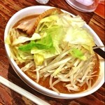 ちょもらん麺 - 和風豚骨の味噌味スープは魚粉の風味もきいていて、濃厚で美味しいですね。
            麺は極太というか、ウドンです（笑）
            これは賛否両論あるでしょうね。
            個人的には、ズルズルと小気味良く食べられず、疲れてしまうのでどうかと…。
            スープが美味しいので、違う麺でも食べてみたい（笑）