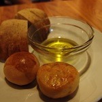 ニコ　スペーツェ - まずはパンとオリーブオイル。