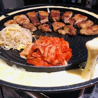 絶品チーズサムギョプサル！歓送迎会や女子会の大人気メニュー♪