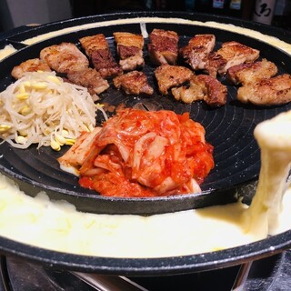 Delicious cheese samgyeopsal! A very popular menu for year-end parties and girls' parties♪