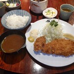 とんかつ やまいち - ロース定食 1,700円、カキフライ(1個) 400円 ♪