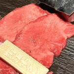 牛に金棒 - 近江牛特上タン　フォアグラバター醤油