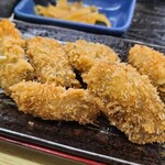 源蔵 - ①牡蠣フライ《6個》、千切りキャベツ
            マヨネーズ&ケチャップが添えられています
            特にコレ！ということもない普通の牡蠣フライでした