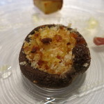 Convivio - 25年11月　前菜　椎茸とスモークチーズ　松の実添え