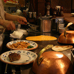 NISHIHATA - 2007/6/2 にぎやかな鉄板の上に、たっぷりの油を敷いて卵を落とします。