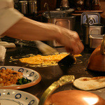 NISHIHATA - 2007/6/2 オムライスの卵。マスターの手さばきで美味しそうに変化していきます。