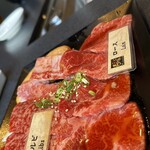 焼肉 もとぶ牧場 - もとぶ牛 二種盛りランチ(カルビ・ロース・ウィンナー)