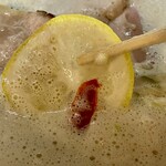 ナカムラボ。TOKYO - レモンを搾り酸味を加え