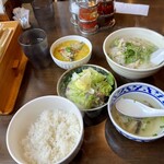 Tai Ryouripipi Airando - 鶏ラーメンとグリーンカレーのハーフセット、1500円。　スープ、サラダ、ライス、ココナッツのデザートは食べ放題です。なかなかの量。