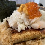 躻 - UTSUKE丼　梅　　カリッと焼いた鰻の上に　カニ　エビ　ホタテ　うに　いくらが乗っている