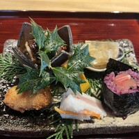 京味 もと井 - 八寸　カマス幽庵焼き、フグ皮の煮凝り、おからコロッケ、かぶら寿司、さつまいもカレー風味、トロ鉄火