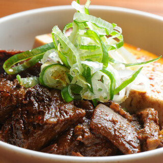 只使用黑毛和牛，深受喜愛的“燉牛筋肉飯”