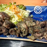 地鶏食堂じん. - 炭火で焼く若鶏肉は柔らかくて炭の香りが食欲を増します、お値段もお手頃なのでとてもいいですね