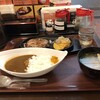 箸で食べるあつあつ鉄皿ハンバーグとカレーのお店