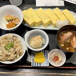 Ajinomise Iwashi - ランチ：赤皿とシューリ貝の炊き合わせご飯、いさだ入り出し巻き玉子：熱々の出し巻きでお腹いっぱい。ぬる燗が欲しいところ。