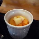 Urashima - プリン　小さく切ったリンゴと柿を添えて