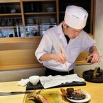 温石 - 真意な姿勢で伊勢海老と、まるで対話しながら美味しさを増してくださっているよう。杉山さんマジック？！