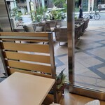 Caffe di FESTA - 店内からテラス席を見た感じ