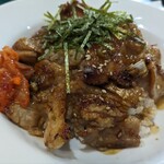 カフェ＆バー ブロッサム - 豚肉は1～1.5口大が7枚
厚さもそこそこあり