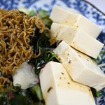 寿司と焼き鳥 大地 - 豆腐の海藻サラダ