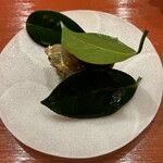 東茶屋 なかむら - 椿の葉の中には、、