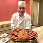 東茶屋 なかむら - 笑顔のお弟子さん　紅ズワイ蟹