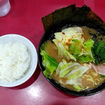 ラーメン 杉田家 - ラーメン並860円＋キャベツ100円＋ライス120円