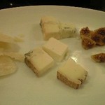 みんなdeイタリアン Cuore - チーズの盛り合わせ（切って少し食べたあと・・）