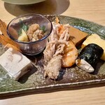 小料理 椿 - 先付け（えのきの揚げ物、玉子焼き、エビの殻焼き、テリーヌ？、牡蠣煮物、豆腐、巻物）