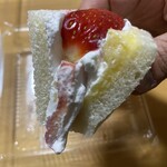 ケーワン - 中にはホイップクリームとカスタードクリームとイチゴのスライスがはさまれています