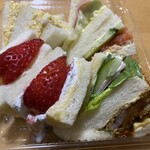 ケーワン - タマゴサンド・ハムサンド・ツナサンド・カツサンド・フルーツサンドがこのBOXで全部食べられます