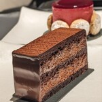 ラ・パティスリー by アマン東京 - マルキーズ(930円)小麦とアルコール無し、チョコレートと卵白、砂糖のみで作 られたケーキ。カカオの芳醇な香りと重厚感がにの上ない賛沢。しっかりと重いけれと、クドさや飽きは全く感じなくて。 秒で完食。