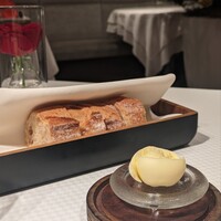 ジョンティ アッシュ - パンと燻製バター。写真は2人前。メイン前にも別のパンが供されます。パン自体は普通だけれど、燻製バターが美味しかった！燻製の香りがプンップンッ！！