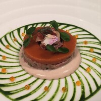 ジョンティ アッシュ - 落花生のクレームに浮かべた和牛のタルタルサラダ ピキオスのジュレと合わせて。赤いものはセミドライトマト、緑のものはパセリピューレ。落花生特有の風味や和牛の甘み。複雑だけれど、何故ほっこりする美味しさ。