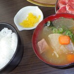 Yakiniku No Ganaha - ＋１００円で各定食味噌汁の豚汁変更出来るよになってる．