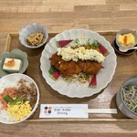 四季愛菜ダイニング - 鶏の南蛮タルタル御前（3色そぼろ（大）、十割そば（冷））上から