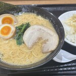 横浜家系ラーメン 吉岡家 ゆめタウン出雲店 - 味玉ラーメン¥900、ライス¥110