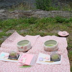Kanshundou - テイクアウトの和菓子で鴨川で抹茶