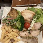 ジュレ・ブランシュ - 煮豚、チキンソテー、シーフードのペンネ、グリーンピースとベーコンのソテー。