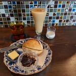 Cafe Sampo - パン(バター付)、あんこ追加、アイスミルクティー