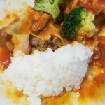 キッチン ブルー グローブ - ソースが多いので、ご飯を乗せますが・・