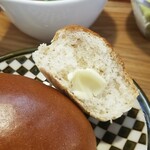 キッチン ブルー グローブ - ロールパンハーフにもマーガリンを付けながらも