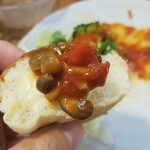 キッチン ブルー グローブ - 最後のパンにも茸ソース