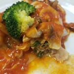 キッチン ブルー グローブ - マウルタッシェンのハーフ、回りの皮はモチモチで美味い！