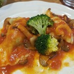 キッチン ブルー グローブ - 挟めないので、マウルタッシェンを食べてから