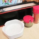 大助うどん - 卓上には一味唐辛子と柚子胡椒。
      取放題のネギや天かすはありません。
      