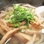 大助うどん - お店イチオシのごぼう天うどん520円。衣が厚すぎない太目千切りのごぼう天がバラバラの状態でトッピング。
      